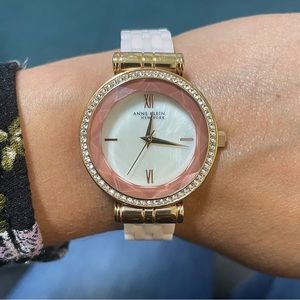 Hi all, I am selling a Anne Klein pink watch !